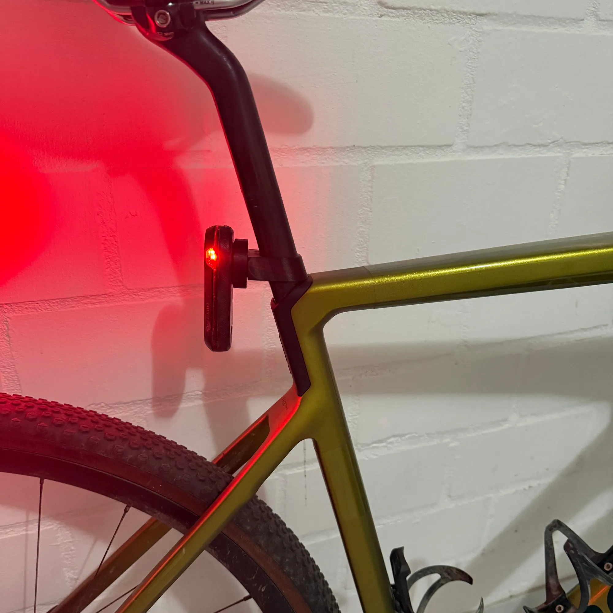 Eingeschaltetes Garmin Varia Rücklicht im Halter am Rose Backroad