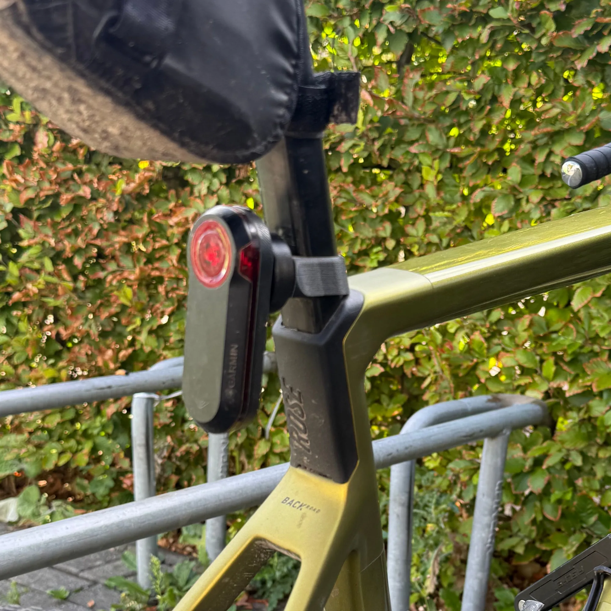Garmin Varia Halter am abgestellten Rose Backroad im Aussenbereich