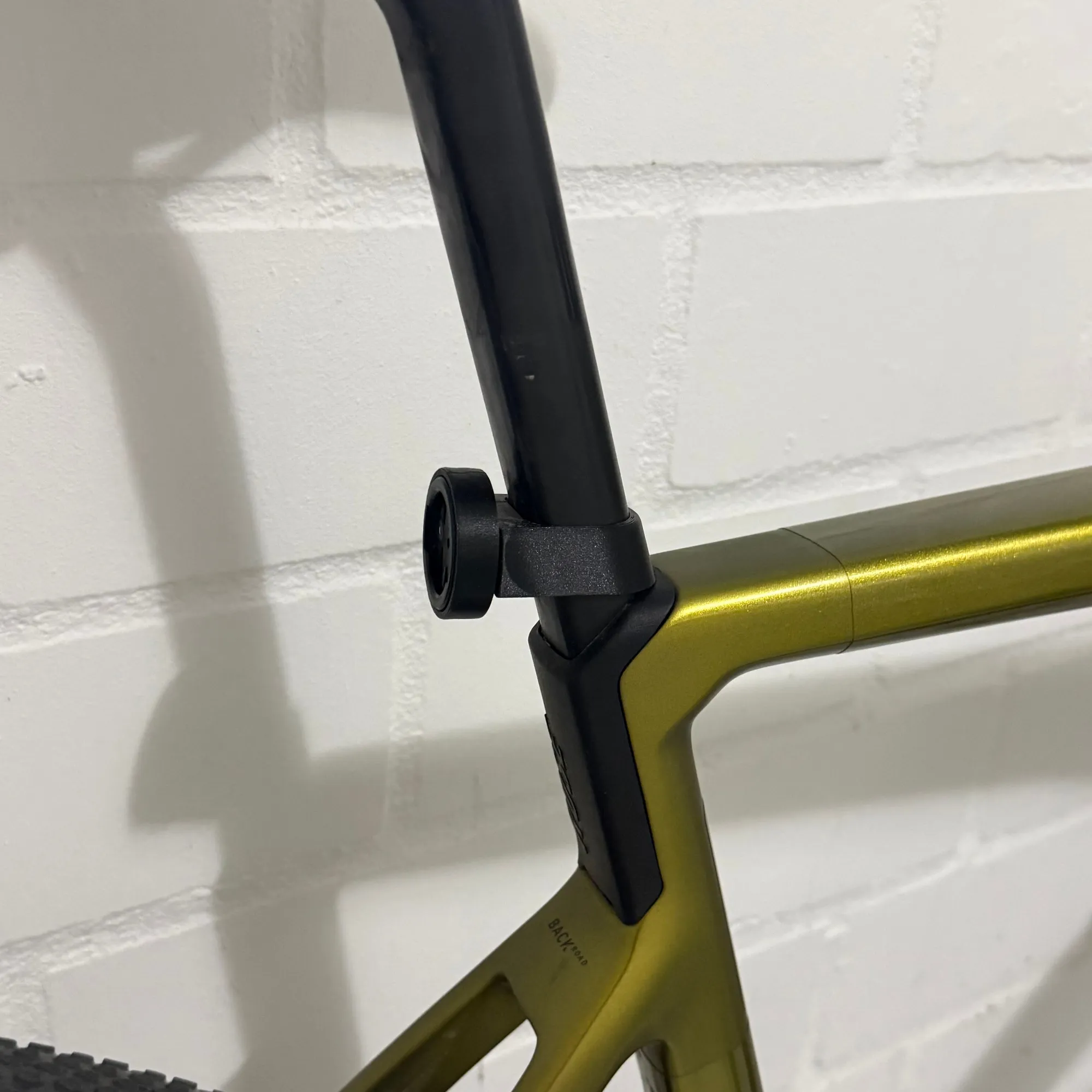 Detailansicht der Passform an der D-Shape Sattelstütze des Rose Backroad mit Garmin Quarter-Turn-Aufnahme