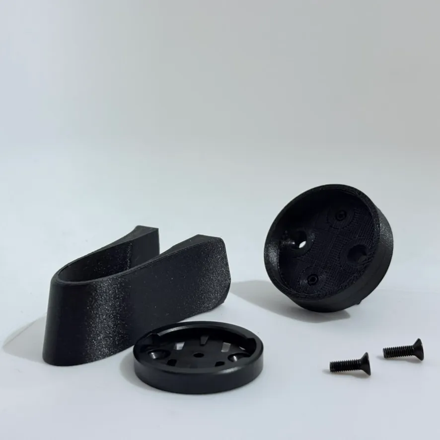 Lieferumfang: Klemmschale, Garmin-Körper, Garmin-Aufnahme und zwei Edelstahlschrauben M3 x 8 mm