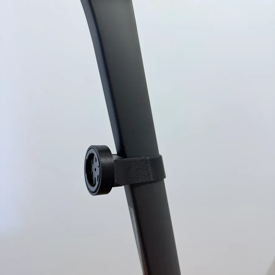 Halter an der Shave-Sattelstütze mit sichtbarer Garmin Quarter-Turn-Aufnahme