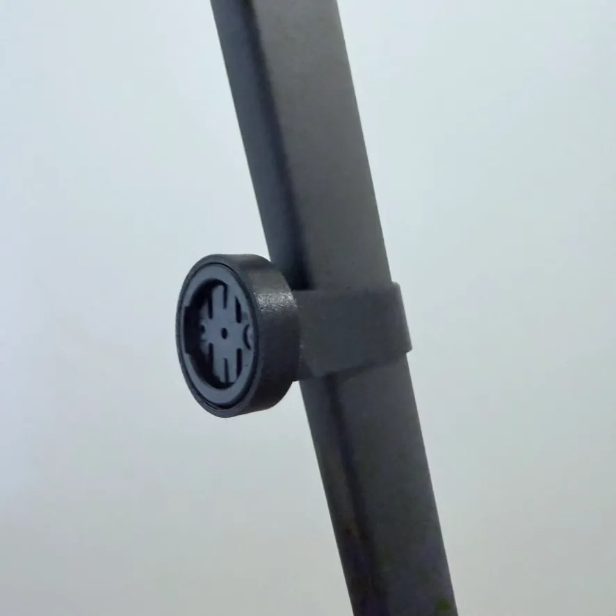 Frontalansicht der Garmin Quarter-Turn-Aufnahme an der Shave-Sattelstütze