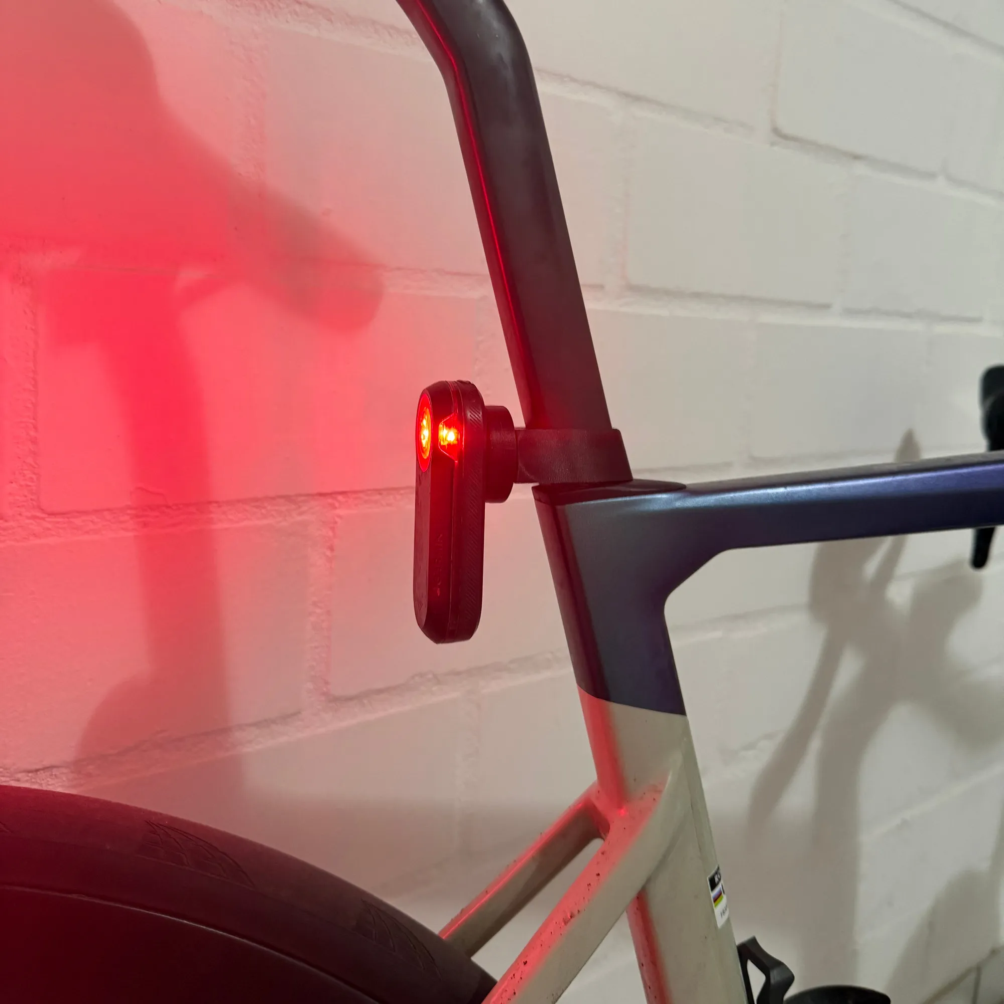 Eingeschaltetes Garmin Varia Rücklicht im Halter am Rose Xlite