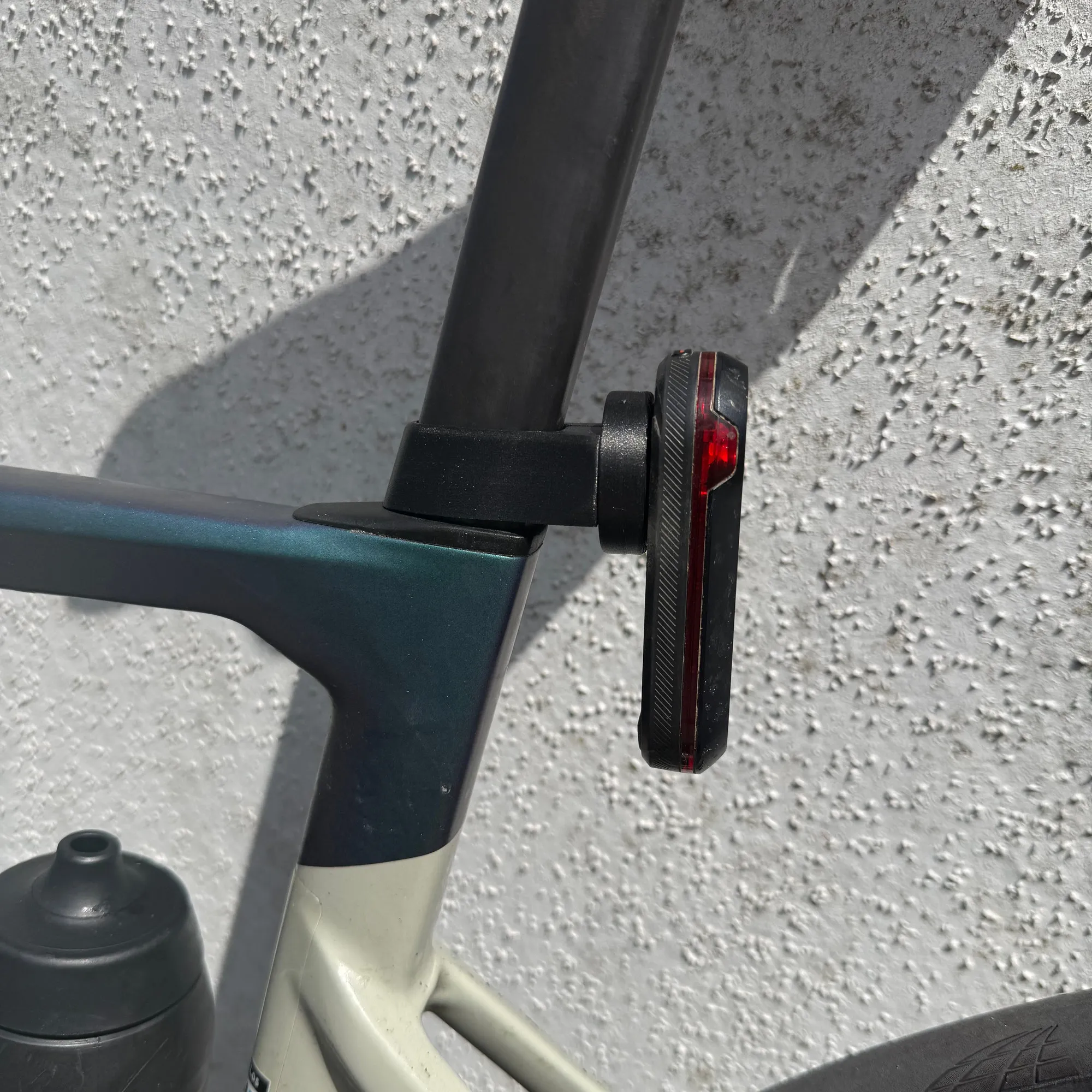 Garmin Varia Halter am Rose Xlite in Fahrposition vor Betonwand