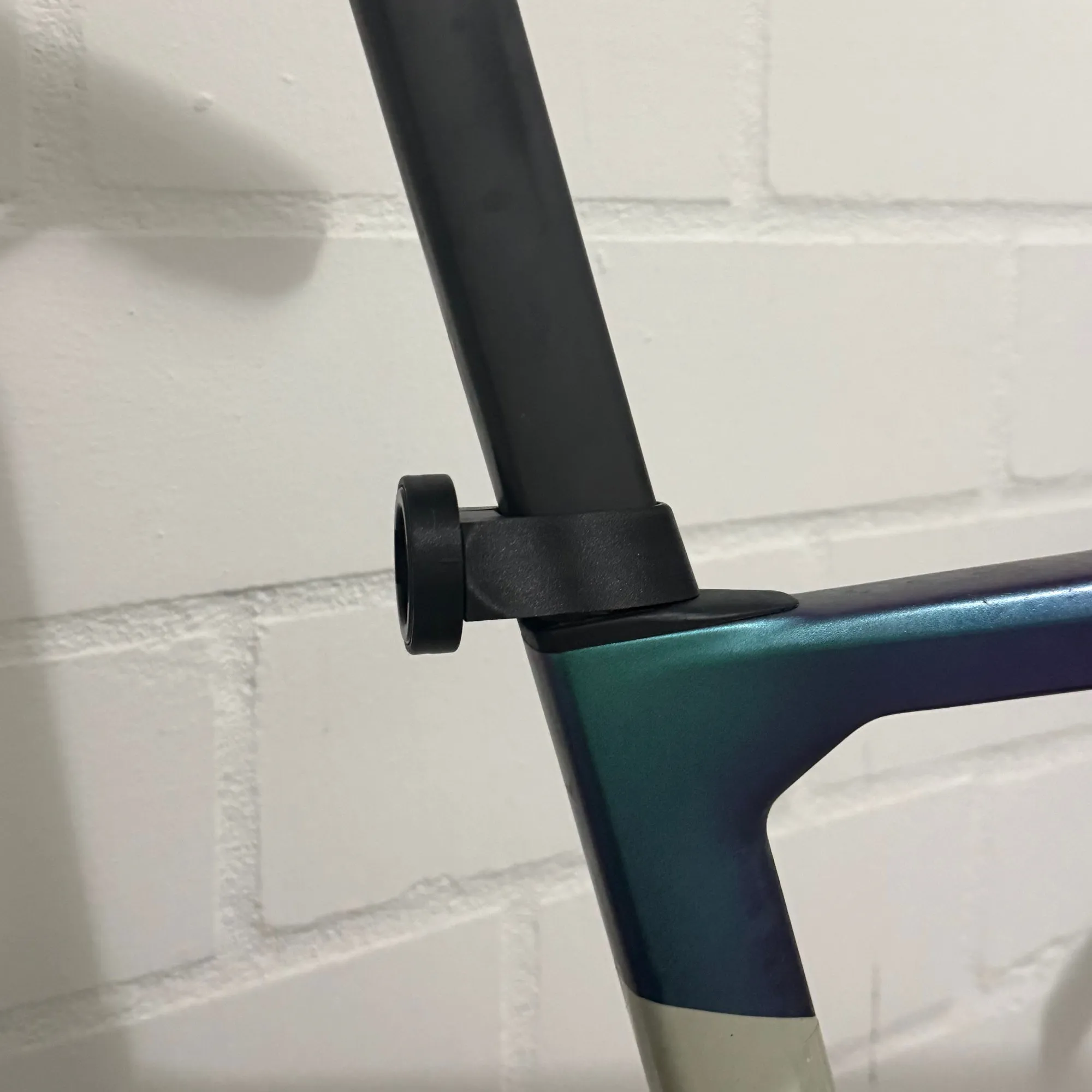 Detailansicht der Passform an der D-Shape Sattelstütze mit Garmin Quarter-Turn-Aufnahme