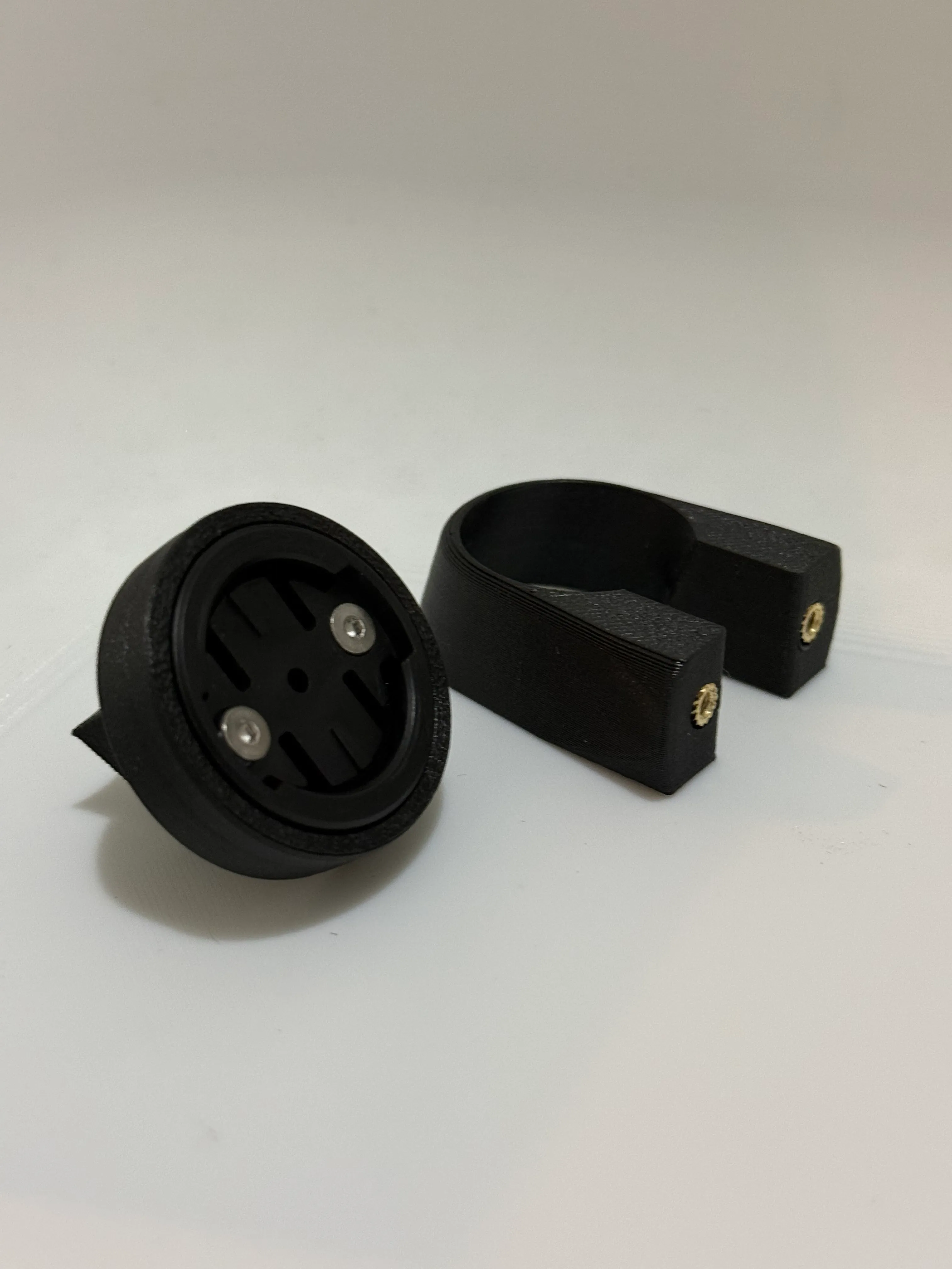 Lieferumfang des Garmin Varia Halters: Klemmschale mit eingepressten Messing-Gewindeeinsätzen und Garmin-Adapter