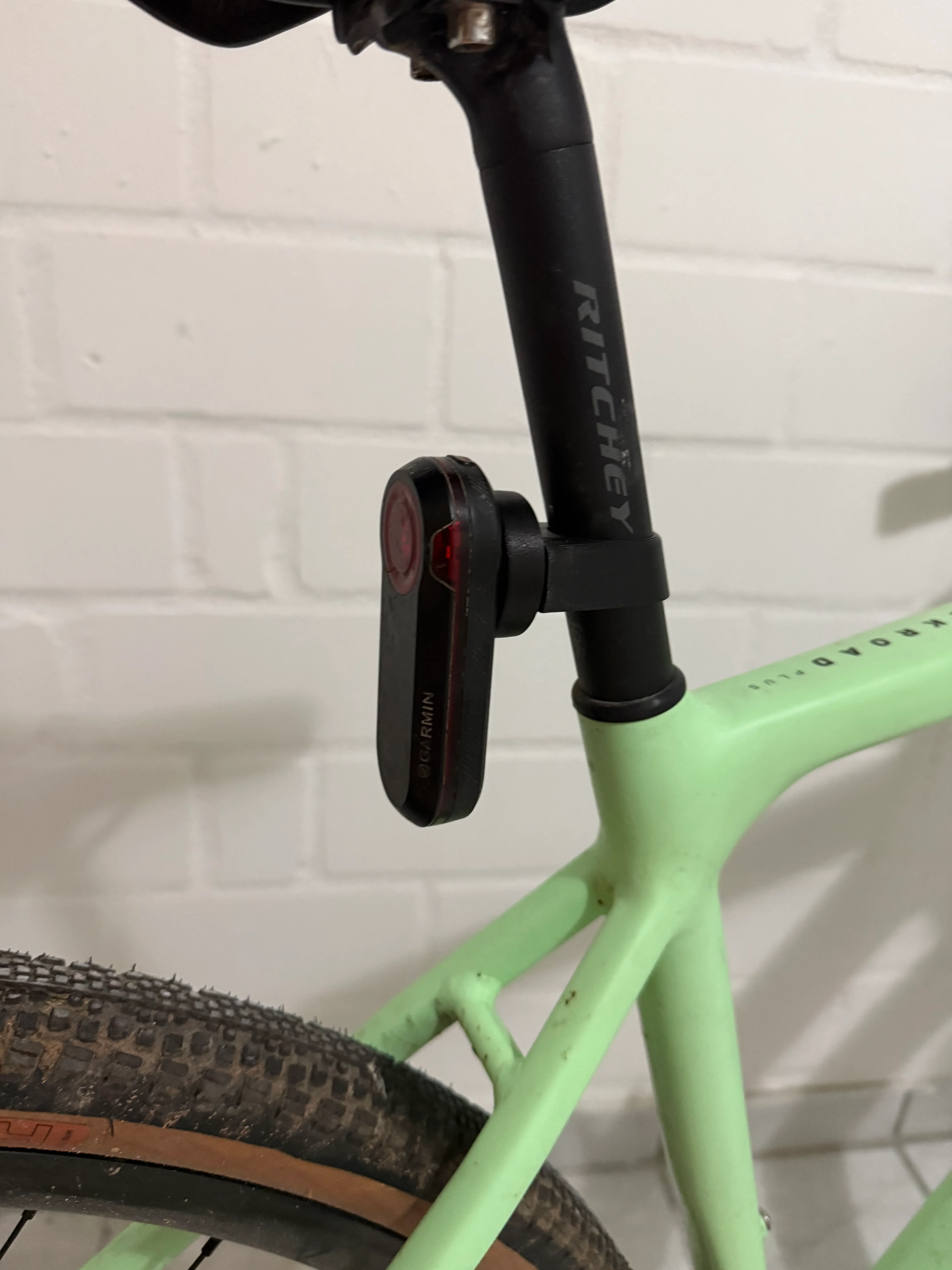 Garmin Varia im Halter, seitliche Ansicht der geschlossenen Klemmschale