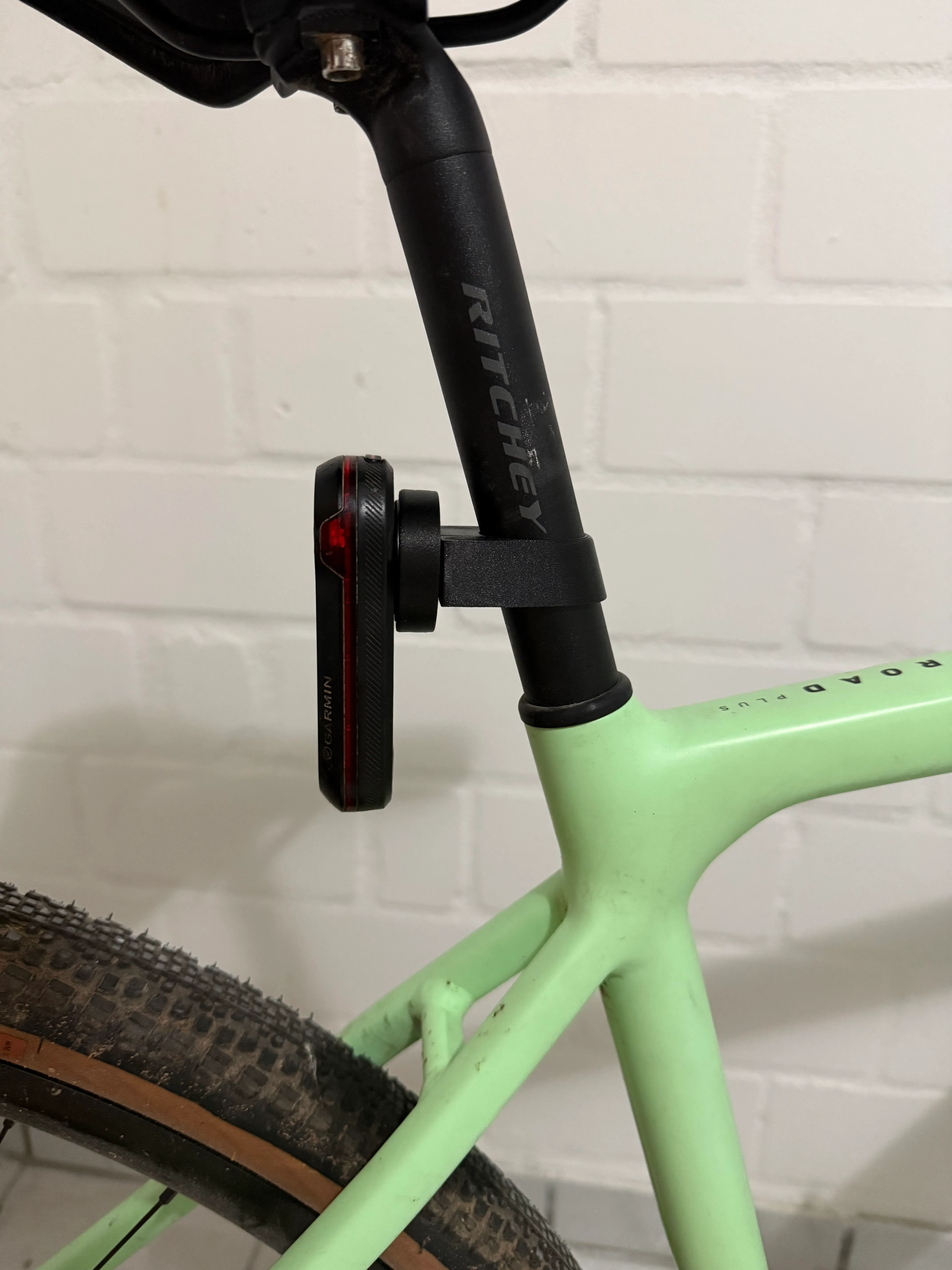 Garmin Varia Halterung mit montiertem Rücklicht an einer runden 27,2 mm Sattelstütze