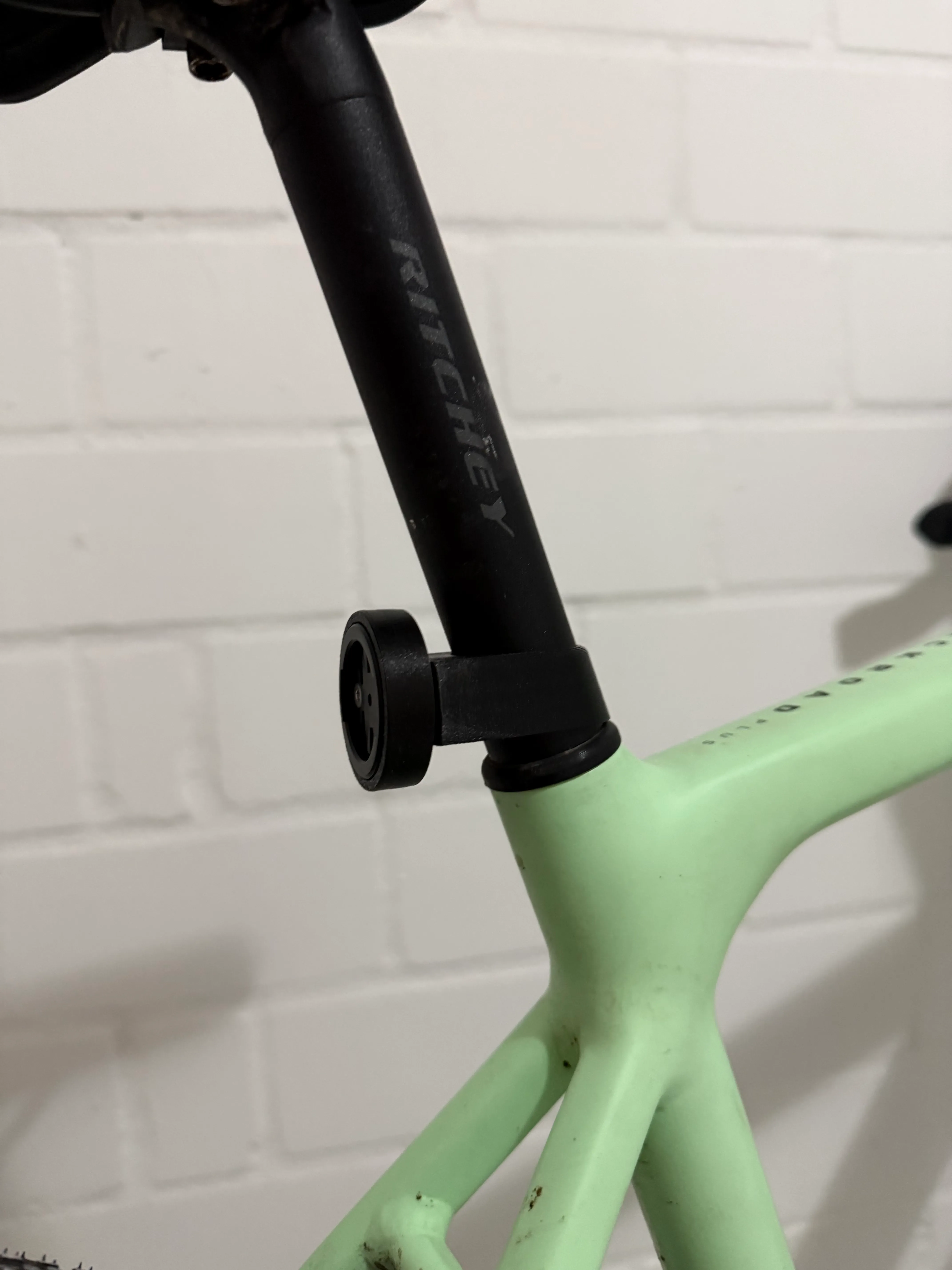 Garmin Quarter-Turn-Aufnahme des Halters an der runden Sattelstütze, ohne eingesetztes Rücklicht