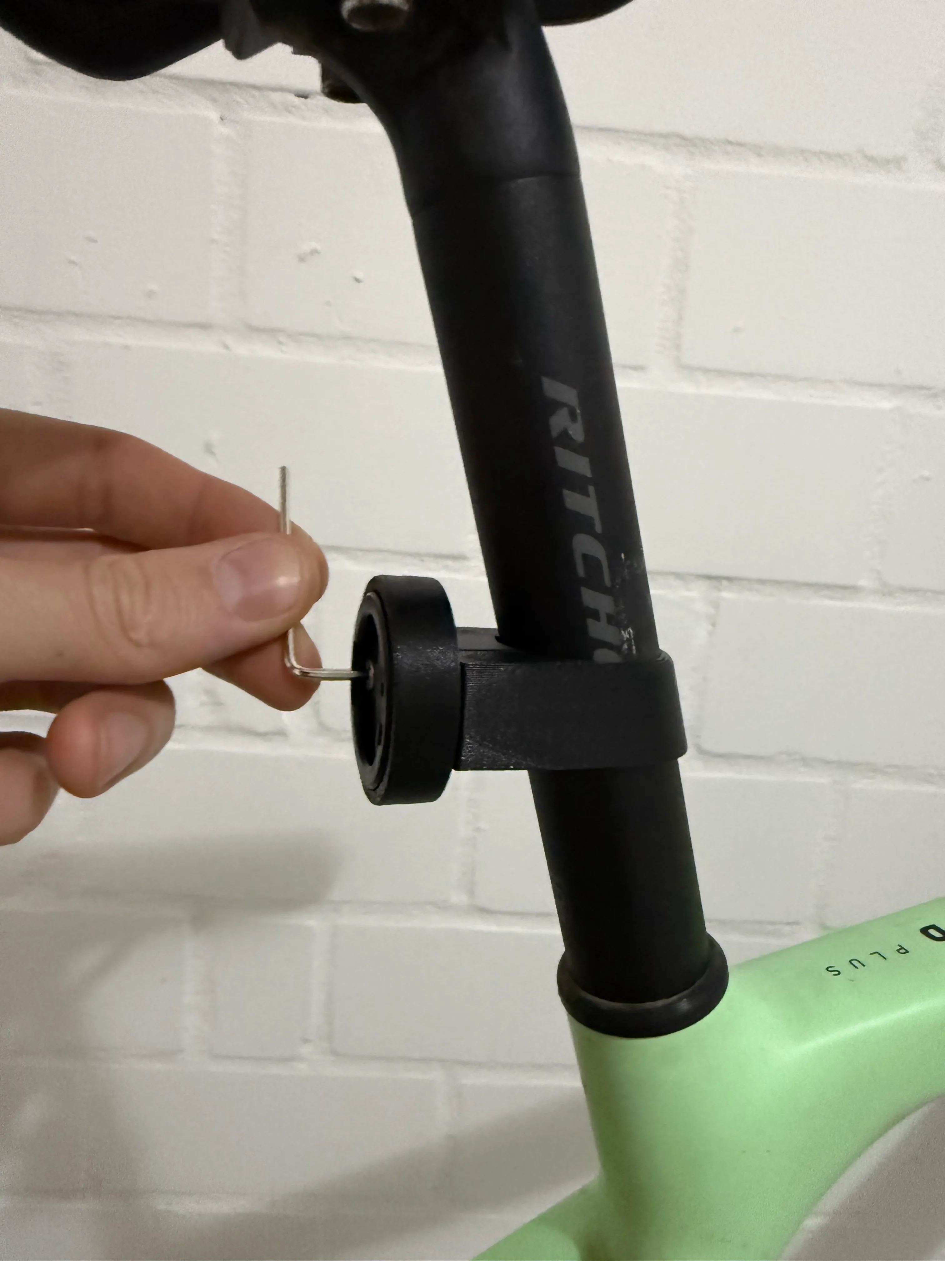Verschraubung des Halters mit einem 2 mm Inbusschlüssel