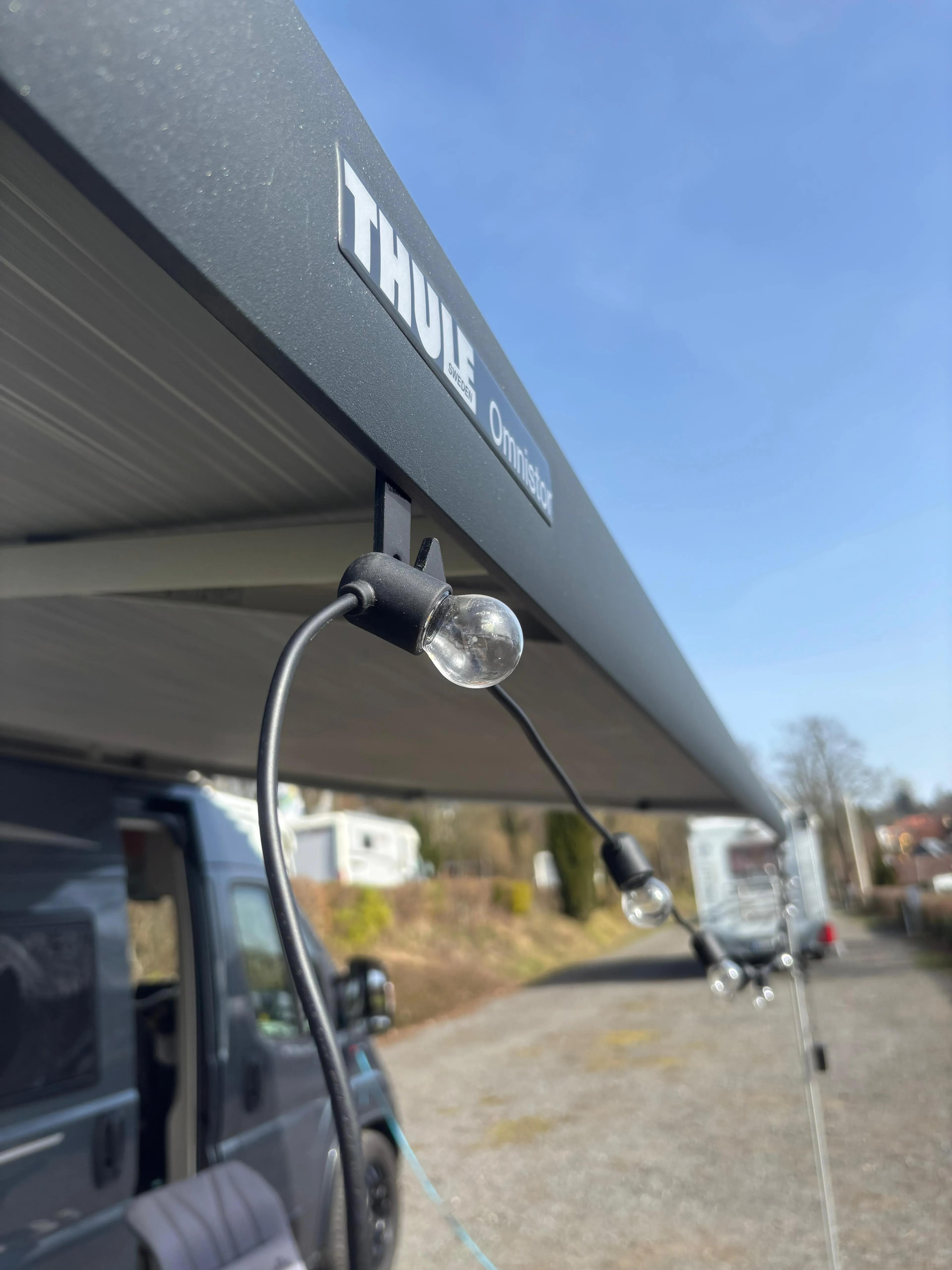 Kederhaken mit Gelenk an einer Wohnmobil-Markise
