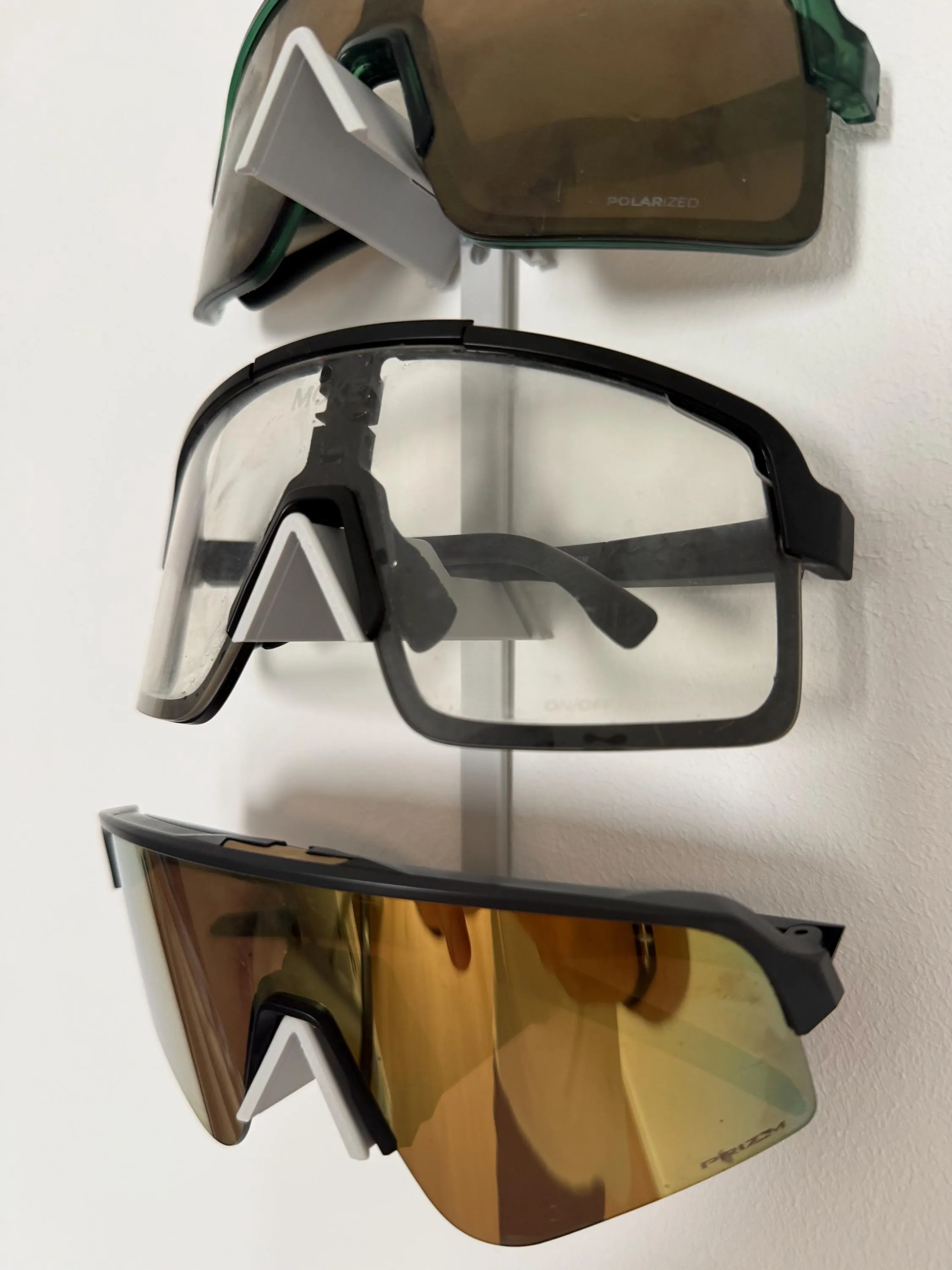Nahaufnahme eines angewinkelten Stegs mit eingehängter Sportbrille